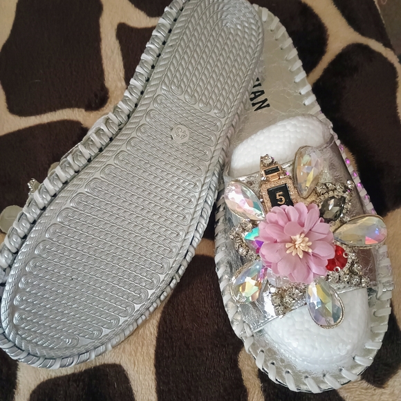 Elegant Silver Women's Slippers with Floral Embellishments - Picture 2 of 2